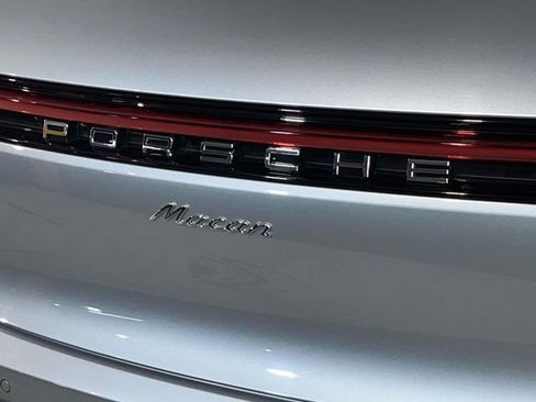 Certified 2025 Porsche Macan AWD/4WD image 11