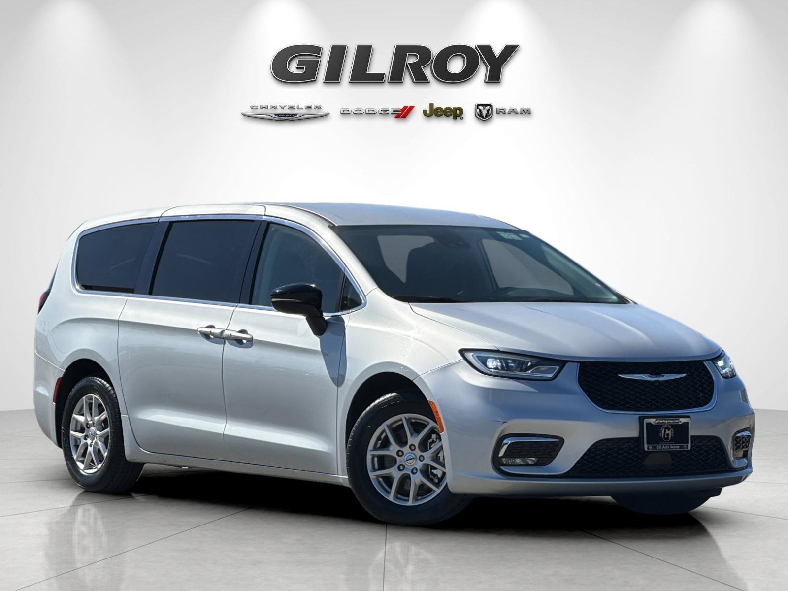 Used 2024 Chrysler Pacifica Touring-L FWD image 2