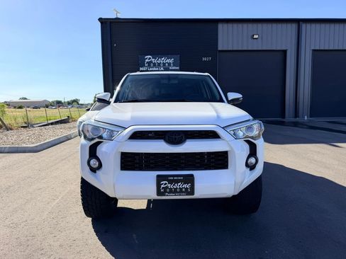 Used 2018 Toyota 4Runner SR5 Premium AWD/4WD image 2