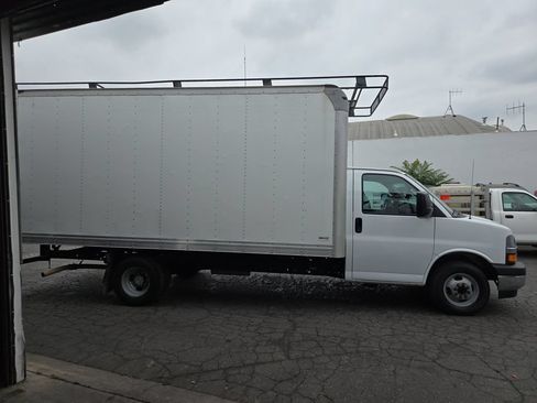 Used 2021 Chevrolet Express 3500 w/ Power Convenience Package RWD image 3