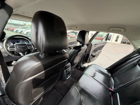 Used 2019 Chrysler 300 Limited RWD image 14