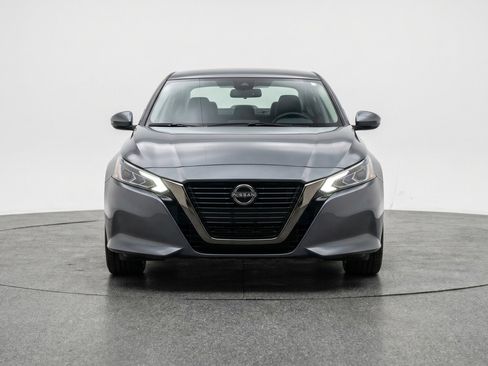 Used 2025 Nissan Altima 2.5 SV FWD image 2