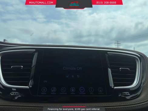 Used 2017 Chrysler Pacifica Limited FWD image 16