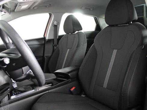 Certified 2025 Hyundai Elantra SE image 19