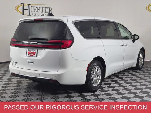 Used 2023 Chrysler Pacifica Touring-L FWD image 7