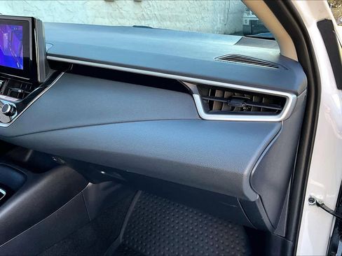 Used 2025 Toyota Corolla LE image 18