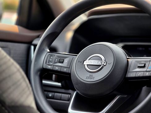 Used 2023 Nissan Rogue SV FWD image 13