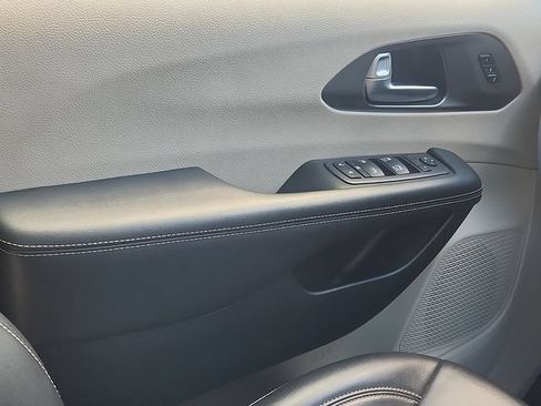 Used 2023 Chrysler Pacifica Touring-L FWD image 11