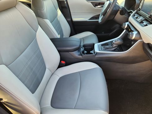 Used 2020 Toyota RAV4 XLE Premium image 14