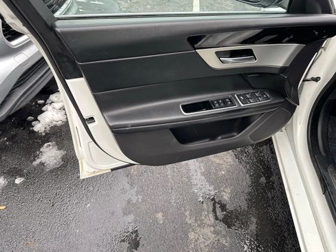 Used 2017 Jaguar XF Premium image 21