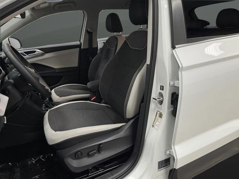 Used 2025 Volkswagen Taos SE image 4