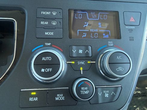 Used 2016 Toyota Sienna XLE Premium image 45