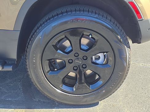 New 2026 Land Rover Defender 110 S image 32