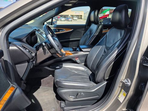 Used 2017 Lincoln MKX Select image 9