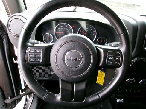 Used 2017 Jeep Wrangler Unlimited Sahara AWD/4WD image 11