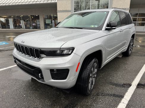 Used 2022 Jeep Grand Cherokee Overland w/ Luxury Tech Group IV image 2