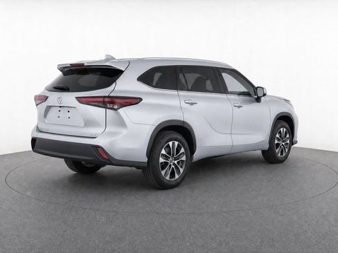 Certified 2025 Toyota Highlander XLE FWD image 6
