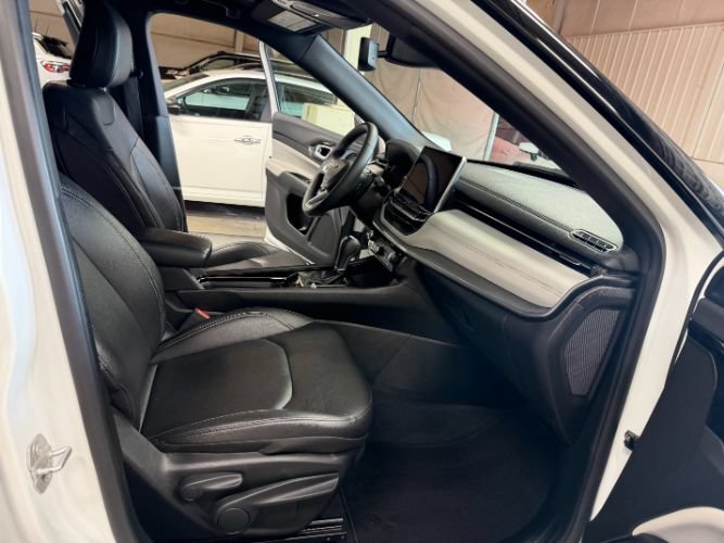 Used 2025 Jeep Compass Limited AWD/4WD image 31