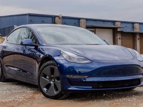 Used 2022 Tesla Model 3 Standard Range image 3