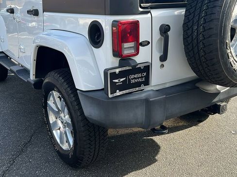 Used 2017 Jeep Wrangler Unlimited Sahara w/ Connectivity Group image 15