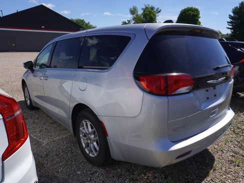 Used 2023 Chrysler Voyager LX FWD image 5