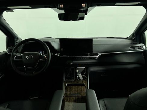 Used 2025 Toyota Sienna Platinum image 32