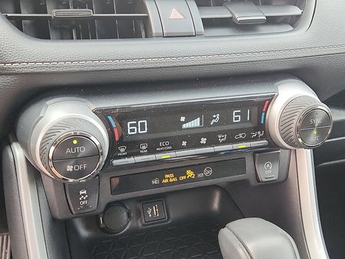 Used 2025 Toyota RAV4 XLE AWD/4WD image 15