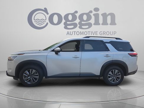 Used 2025 Nissan Pathfinder SV FWD image 2