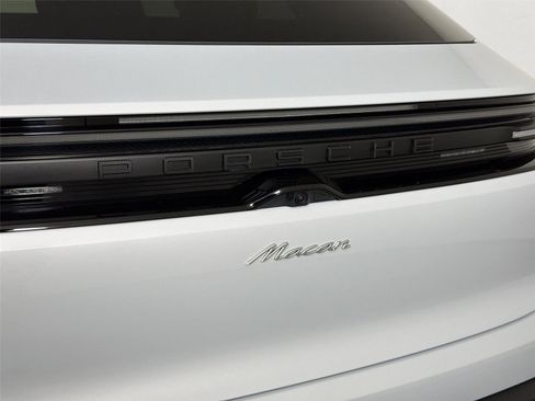 Certified 2026 Porsche Macan Electric RWD image 17