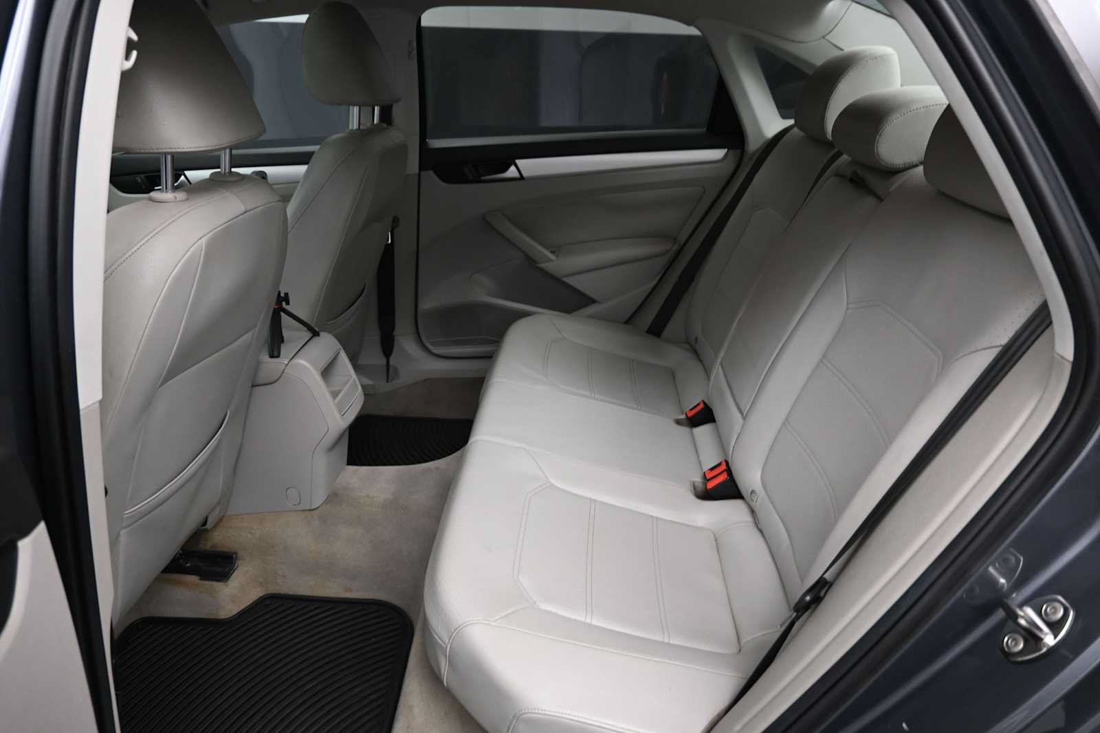 Used 2012 Volkswagen Passat TDI SE FWD image 12