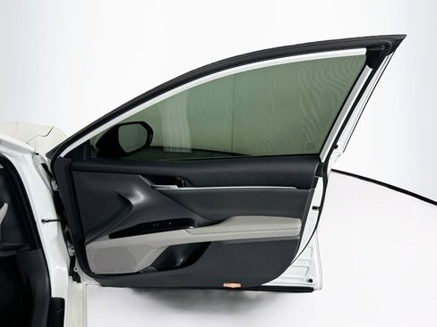 Used 2020 Toyota Camry XLE FWD image 30