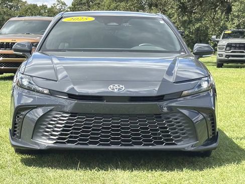 Used 2025 Toyota Camry SE FWD image 3