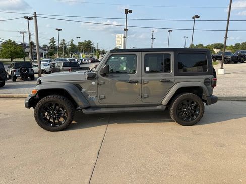 Used 2022 Jeep Wrangler Unlimited Sahara AWD/4WD image 9