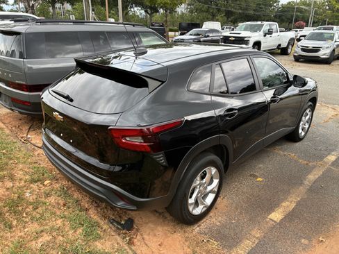 Used 2025 Chevrolet Trax LS w/ LS Convenience Package FWD image 8