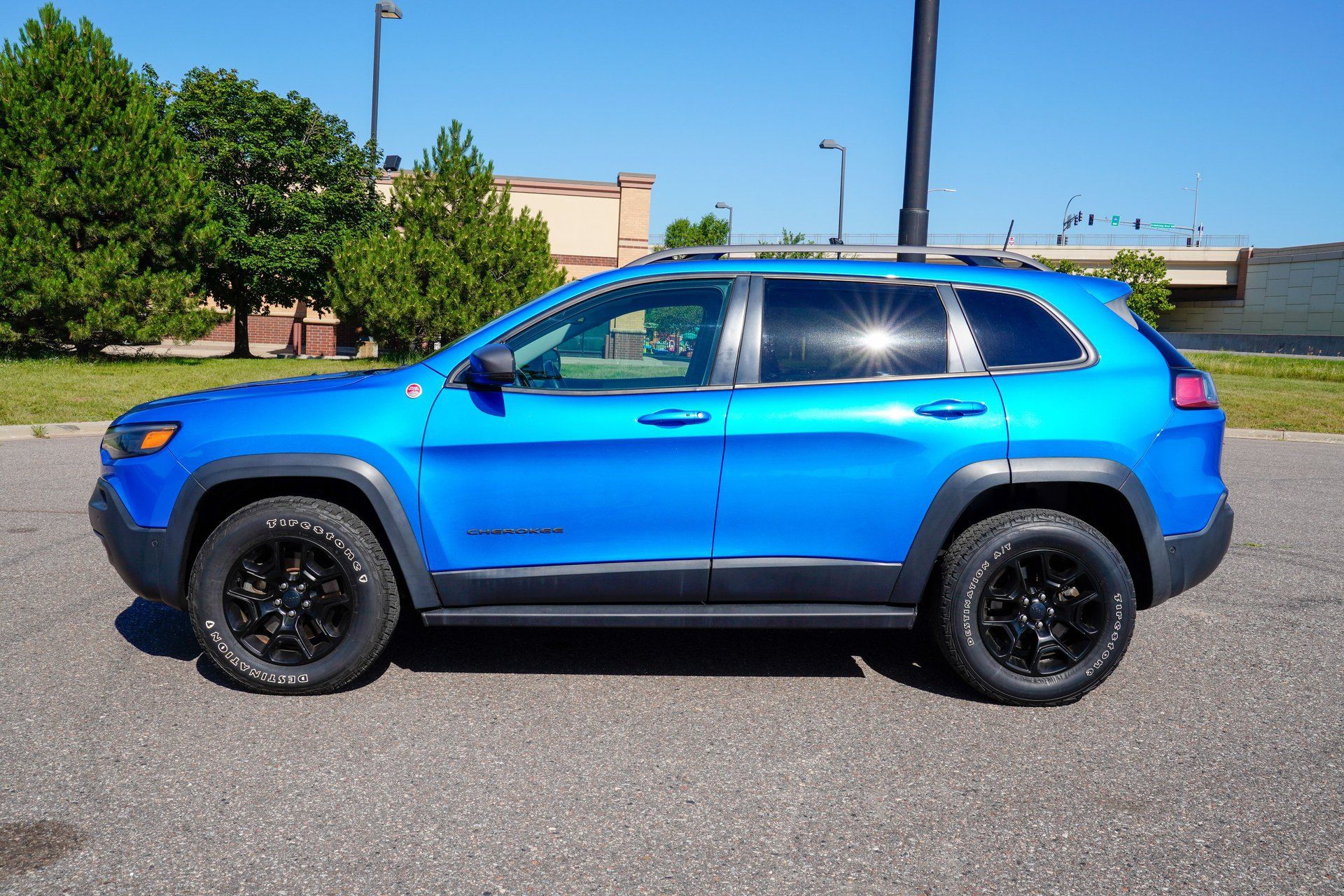 Used 2019 Jeep Cherokee Trailhawk AWD/4WD image 7