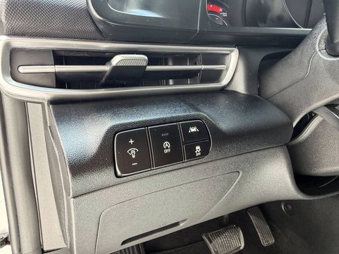 Used 2021 Hyundai Elantra SE FWD image 15