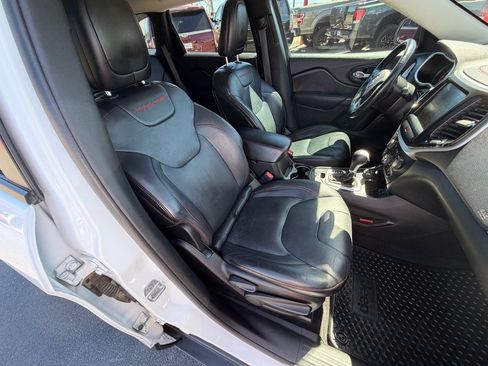 Used 2015 Jeep Cherokee Trailhawk w/ Comfort/Convenience Group AWD/4WD image 7