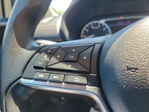 Used 2025 Nissan Sentra SV FWD image 18