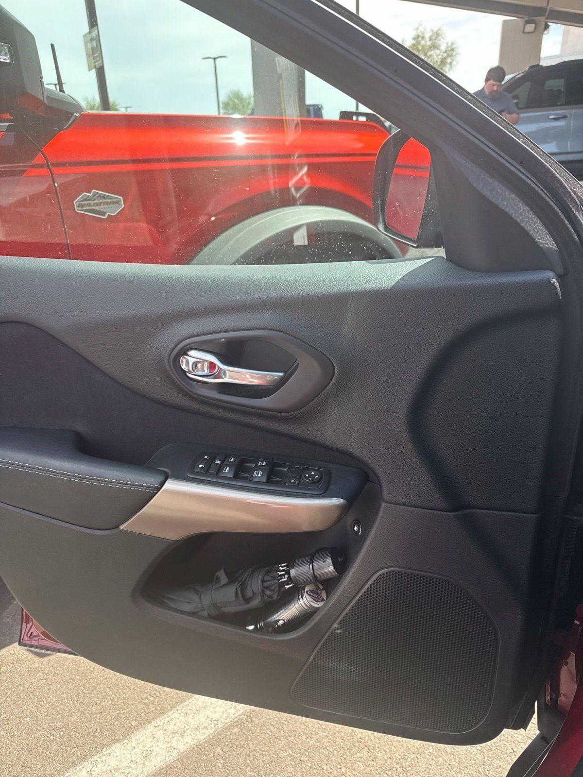 Used 2017 Jeep Cherokee Latitude FWD image 3