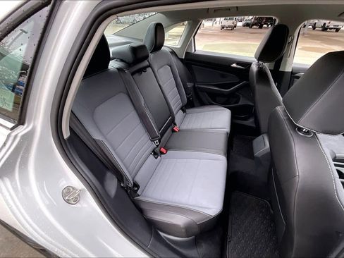 Used 2025 Volkswagen Jetta SE image 18