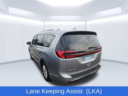 Used 2021 Chrysler Pacifica Touring-L FWD image 5