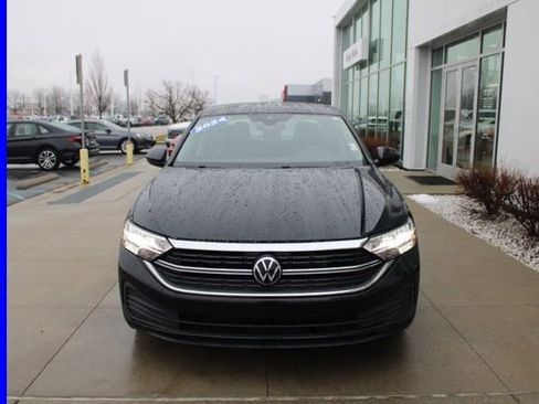 Used 2024 Volkswagen Jetta SE image 2