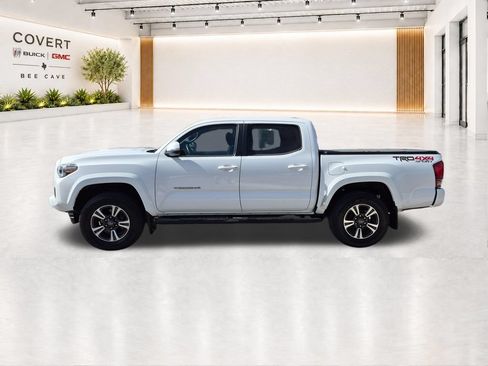 Used 2017 Toyota Tacoma TRD Sport w/ Tow Package (A/T) AWD/4WD image 8