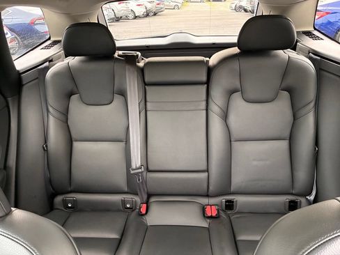 Used 2018 Volvo XC60 T5 Momentum w/ Vision Package AWD/4WD image 16