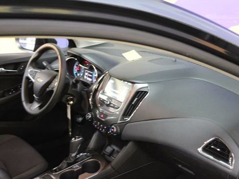 Used 2018 Chevrolet Cruze LT FWD image 12
