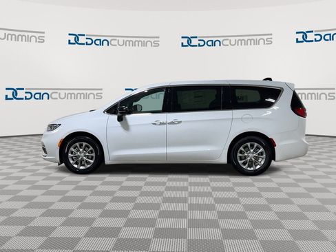 New 2026 Chrysler Pacifica Limited image 6