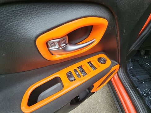 Used 2016 Jeep Renegade Latitude AWD/4WD image 34