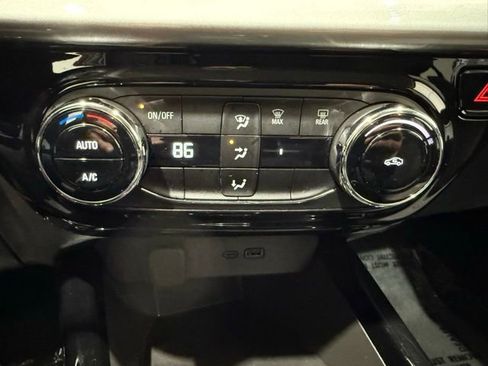 Used 2025 Chevrolet Trax LT image 33