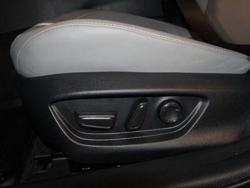 Used 2025 Toyota Camry SE image 9