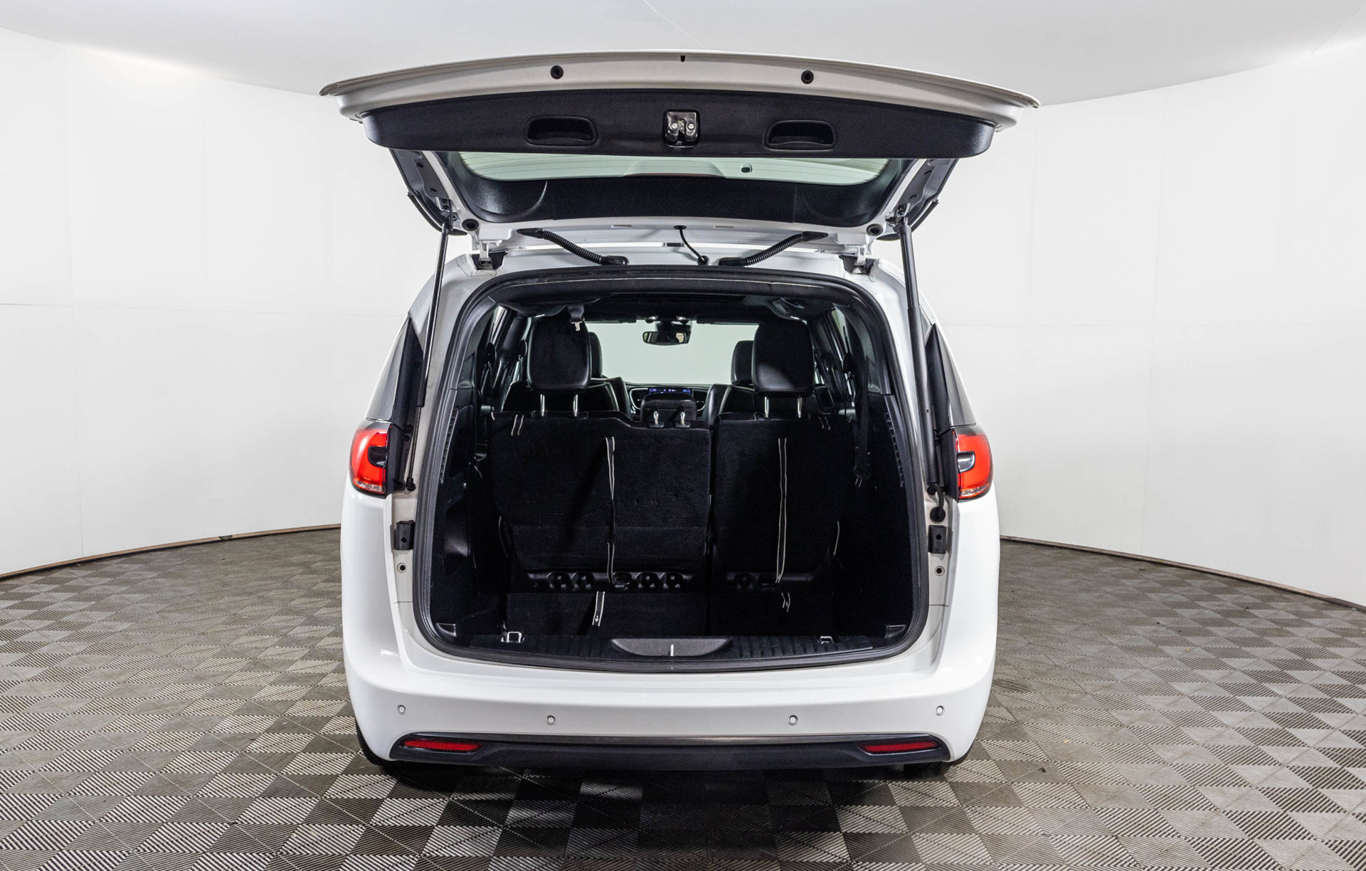 Used 2025 Chrysler Pacifica Limited FWD image 40